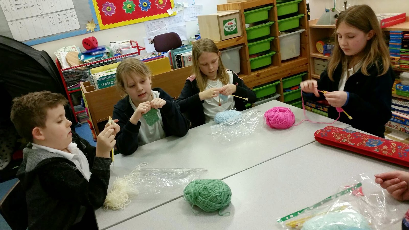 Ysgol Gynradd Coedpenmaen Coedpenmaen Primary School Knitting club