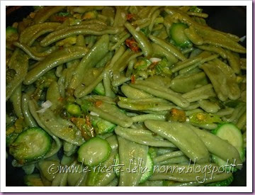 Foglie d'ulivo verdi vegan con zucchine, fiori di zucca, sgarbazza e mandorle salate (9)