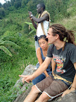 von hinten nach vorne: Dominique (so geschrieben): Solartechniker in Ruanda; Sophie (oder mit f?): Friends of Rwanda; Pat: Couchsurfer bei Carlo und Flo