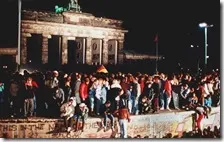 La gente scavalca il muro di Berlino