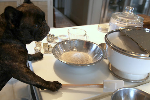 It's time to mix all the ingredients to form a dough.