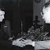 (Escola de Engenharia) Foto do Bassalo recebendo do professor Lourival Bahia, o grau de Engenheiro Civil, em 8 de dezembro de 1958.