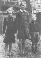 Kooij, Maartje, Geertruida en Piet Katendrecht 1936.jpg
