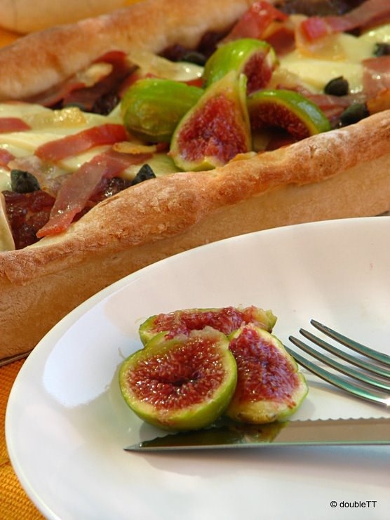 pizza sa slatkim od luka i smokava-4