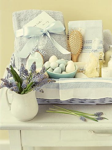 Here is another beautiful gift idea. This basket has a relaxing spa theme. (Martha Stewart Living, April 2000)