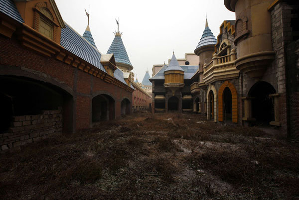 Weeds clog the street in China&rsquo;s abandoned fake Disneyland, 14 December 2011. David Gray / Reuters