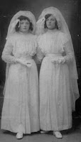 Monden,  Adrienne en Maria Communiefoto 1914.jpg