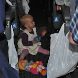De kleine meid komt geen aandacht te kort. Ze is de vrolijke zelve en daarmee moedigt ze andere jonge ouders aan om ook met de bus te reizen naar de Steam Fair.