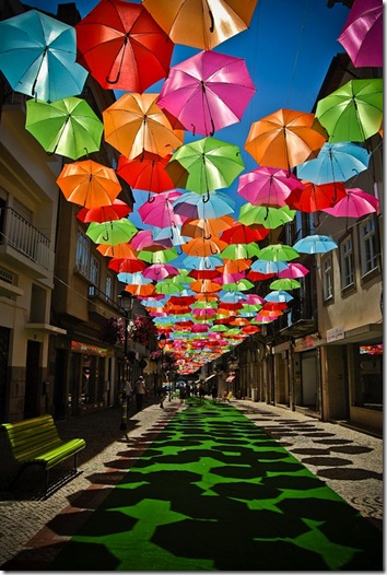 floating-umbrellas-installation-agueda-portugal-10