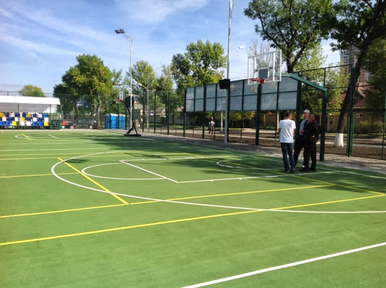 Открытая баскетбольная площадка в Луганске