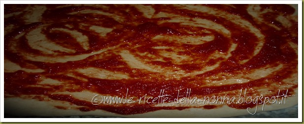 Pizza con pomodoro, mozzarella e peperoni (4)