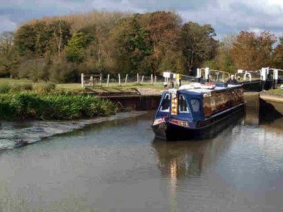 [October%25202008%2520151%2520Aground%2520above%2520Pywells%2520Lock%2520B.jpg%255B2%255D.jpg]