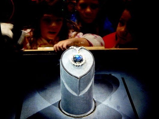 600px-Hope_Diamond_Smithsonian 600px-Hope_Diamond_Smithsonian
