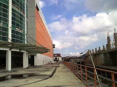 Menuju ke Gedung Parkir, tampak pembangunan Ruko 20 Unit