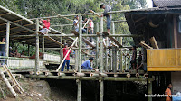 Con un camión de bambú y unos cuantos voluntarios, se contruye un lugar para celebrar las ceremonias en un plis-plas.