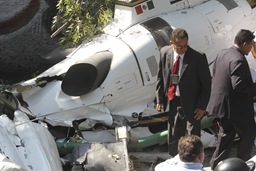 MÉXICO, D.F., 21OCTUBRE2011.- Un helicoptero del Estado de México se desplomo atras de los Viveros de Coyoacán. Entre las personas que viajaban se encontraba el Secretario de Desarrollo Metropolitano quien resultó lesionado, dos personas más perdieron la vida en el accidente. Elementos antimotinesmantienen resguardado la zona para que peritos realizen los peritajes correspondientes.
FOTO: SAÚL LÓPEZ/CUARTOSCURO.COM