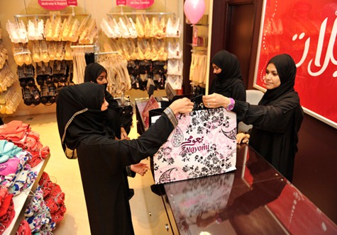 SAUDI-WOMEN-CLOTHING-LABOUR