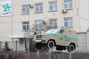 Памятник неизвестному инкассатору, пропавшему без вести вместе с машиной.