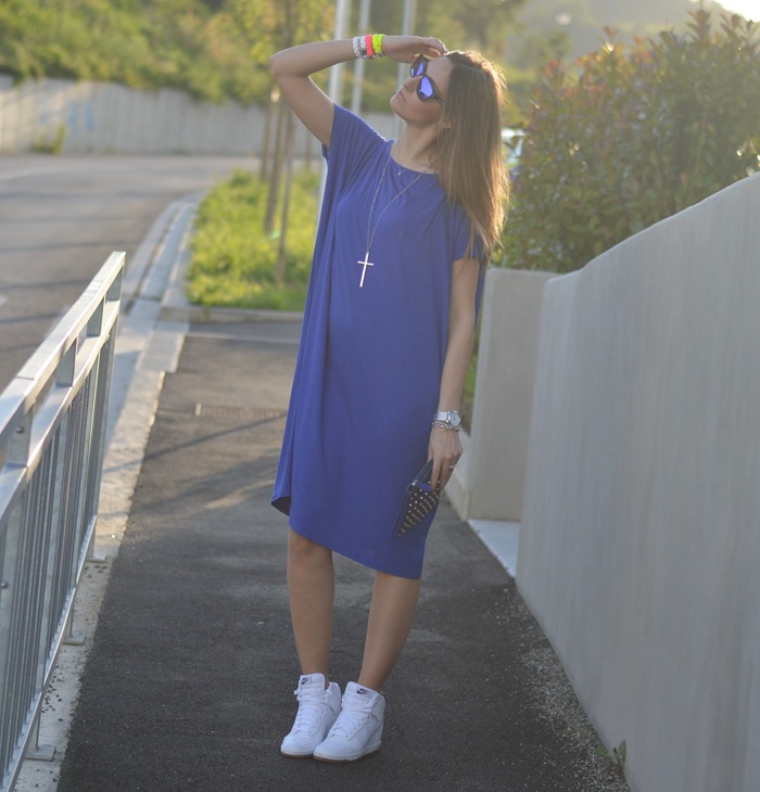 Maxi dress, Blue dress, Navy dress, Outfit maxi dress, Oakley, Oakley Frogskin, Nike, Wedge sneakers, Nike Dunk Sky High, Studs, Studded clutch