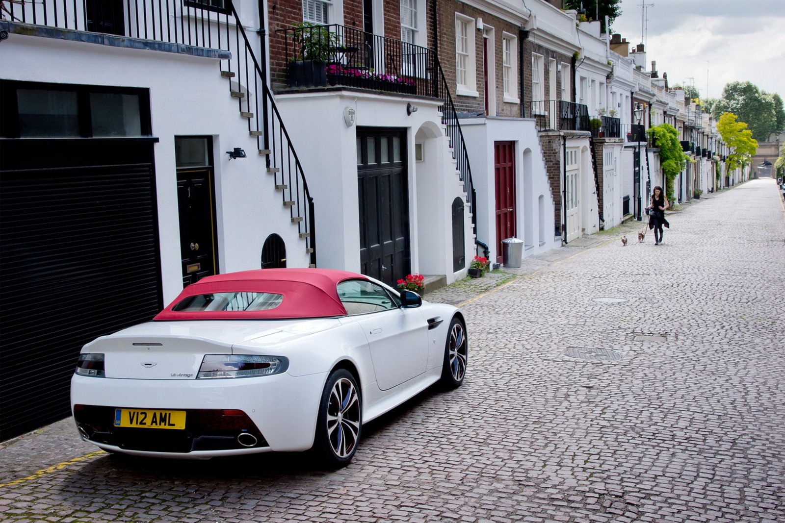 2013-Aston-Martin-V12-Roadster-6%255B2%255D.jpg