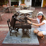 Esculturas na praça - Ajudando a enfiar a linha na agulha - Cidade murada da bela Cartagena - Colombia