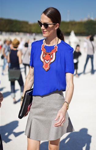 STATEMENT-NECKLACE-LEE-OLIVEIRA-COBALT-BLUE-TOP-STREET-STYLE-PARIS-FASHION-WEEK-RED-SMALL-BEEDED-BIB-THICK-CAT-EYE-SUNGLASSES-PATENT-CLUCTHC-GREY-GRAY-SKIRT
