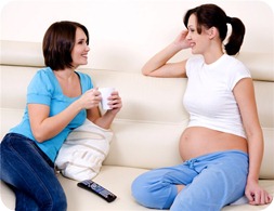 mujeres hablando sobre maternidad
