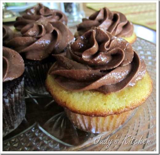 perfect yellow cupcakes (2)