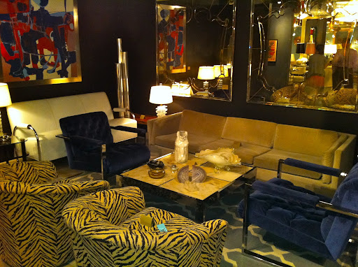 This dealer has a very '60s glamor look.