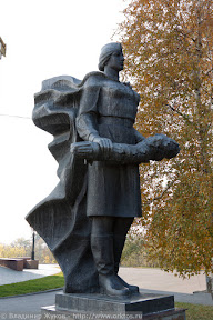 Памятник 'Рита' над братской могилой