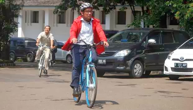 [ridwan%2520kamil%2520naik%2520sepeda%2520ke%2520kantor%255B5%255D.jpg]