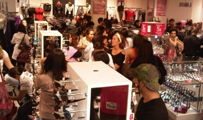 Liquidação “Preço de Banana” nas lojas Marisa com até 70% OFF em roupas, lingeries e acessórios. marisa-loja-interna