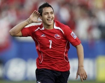 Alexis celebra gol.jpg