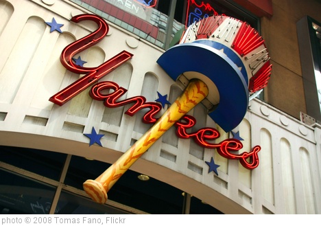 'New York. West 42nd Street. Yankees Clubhouse Shop' photo (c) 2008, Tomas Fano - license: http://creativecommons.org/licenses/by-sa/2.0/