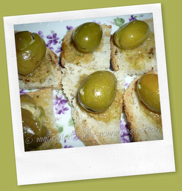 Crostini con patè d'olive e olive verdi in salamoia (2)