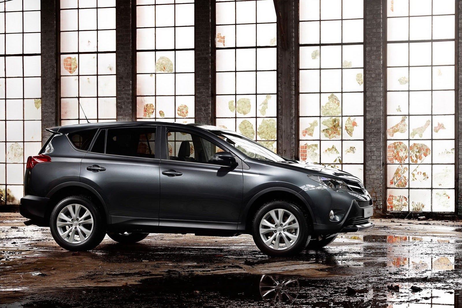 2013-Toyota-RAV4-SUV-9[2].jpg