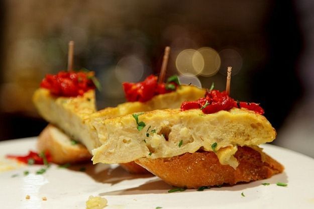 800px-Pinchos_de_tortilla_en_Barcelona