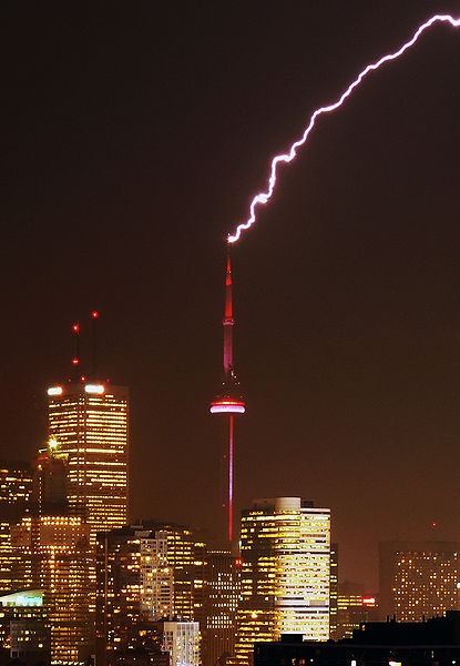[415px-CN_Tower_struck_by_lightning-E.jpg]