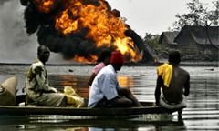 Niger-Delta-residents-_burning_oil_pipeline