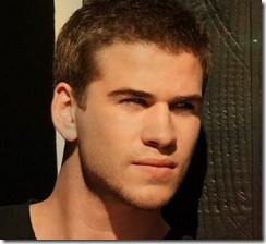 Liam Hemsworth és Dwayne Johnson páncélautó rablásra adja fejét Liam Hemsworth és Dwayne Johnson páncélautó rablásra adja fejét