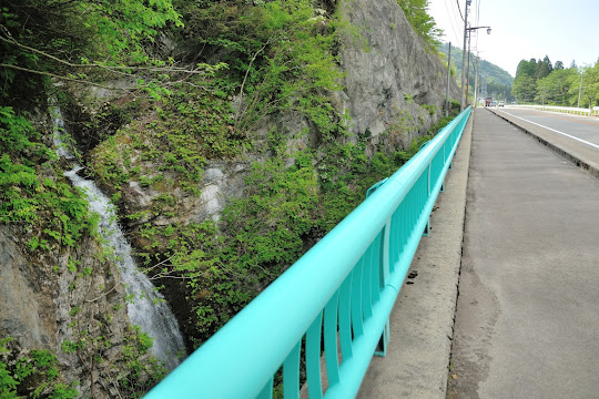 高滝谷の滝と高滝橋