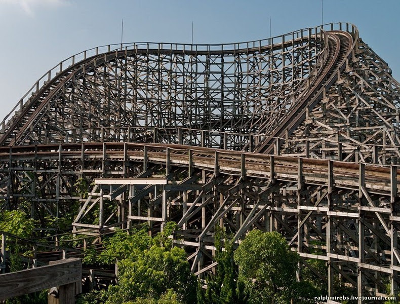 Massive Wooden Rollercoaster in Abandoned Japanese Amusement Park