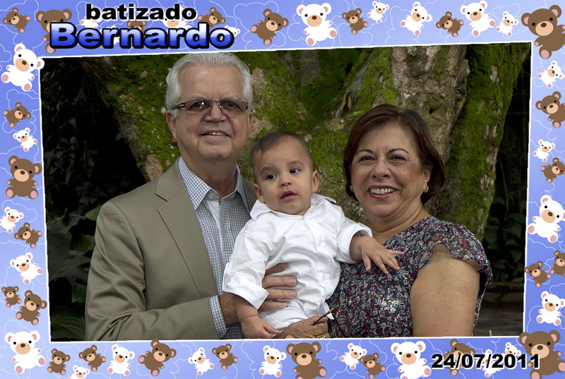 Fotos de Batizado Bernardo - 24.07.11. Foto numero 02 da Social Click Fotografia Digital, do Rio de Janeiro, RJ, que faz fotos divertidas, fotos malucas, fotos com fantasias, fotos na hora, fotografia maluca, fotografia divertida com molduras personalizadas. fotos divertidas malucas foto maluca animadas animado rj rio de janeiro divertida fantasia animada fotografo 15 anos quinze fotógrafo noiva