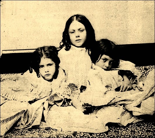 Alice_Liddell_with_sisters Alice_Liddell_with_sisters