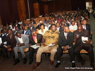  – Des membres des partis politiques, le 01/11/2011 au Palais du peuple à Kinshasa, lors du forum sur l’état des lieux du processus électoral en RDC et sur la campagne électorale en cours, organisé par la Ceni. Radio Okapi/ Ph. John Bompengo