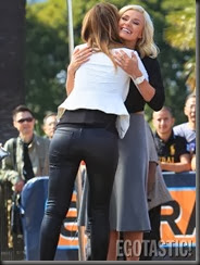 maria-menounos-booty-in-leather-pants-on-set-of-extra-06-675x900