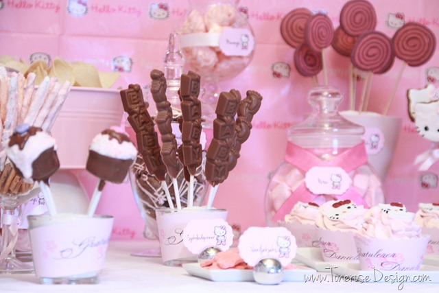 IMG_9297_rosa_kakebord_hello_kitty_dessertbord_bursdag