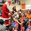 Un Papá Noel entregó regalos a los niños