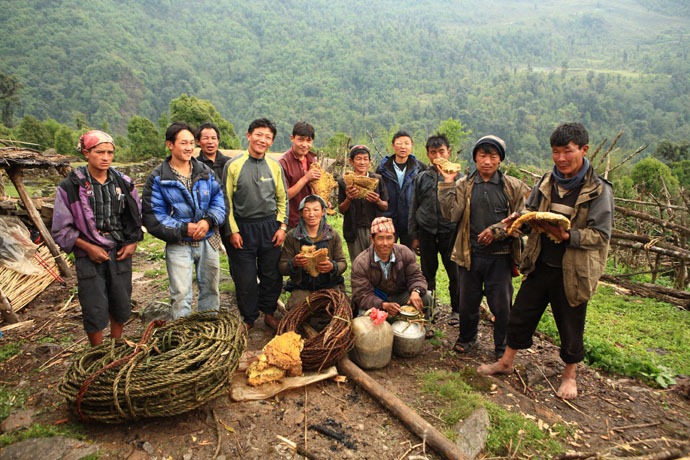 طريق العسل في النيبال  Honey-hunters-nepal-39%5B4%5D