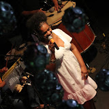 Doris em "Cantando e contando a história do samba". Crédito das fotos: Ignácio Costa